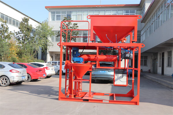 Refractory shotcrete machine for tundishes