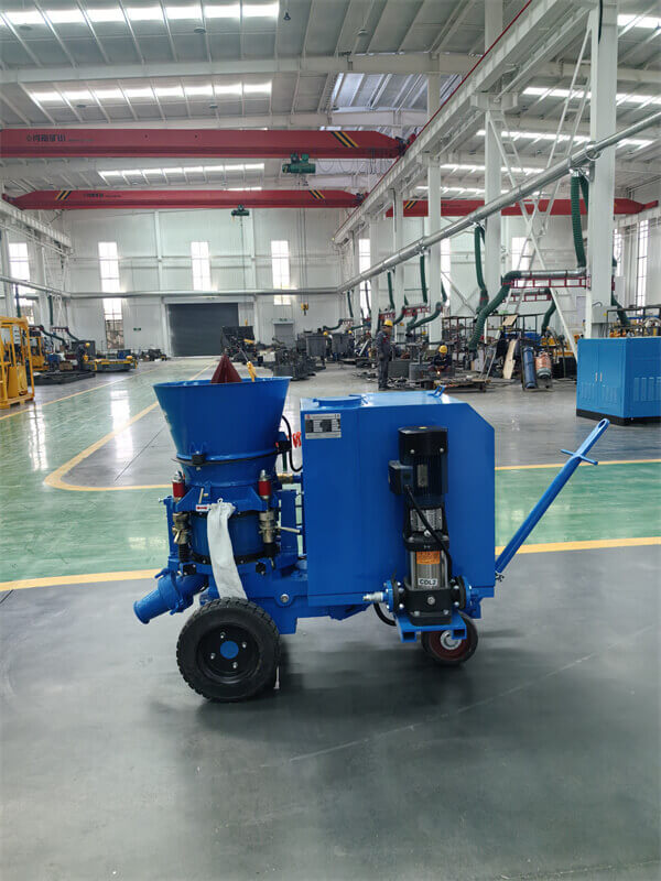 Shotcrete pumping type refractory spraying machine