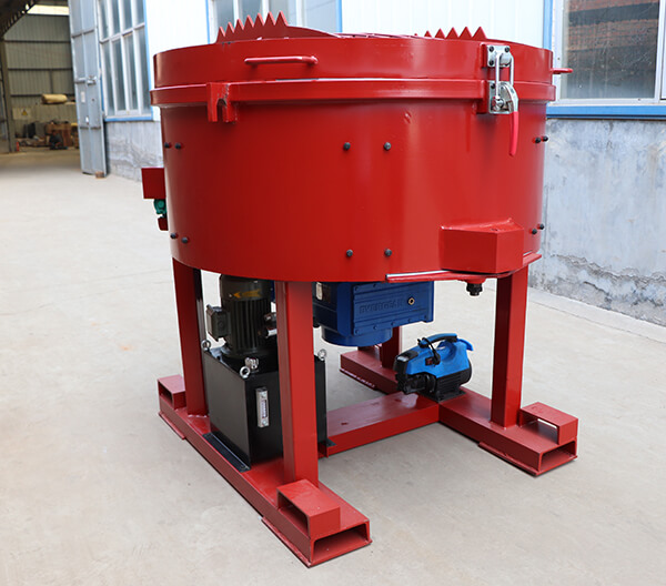 Refractory pan mixers for the production of refractory materials