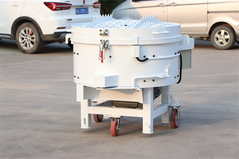 Refractory pan mixers for the production of ceramics