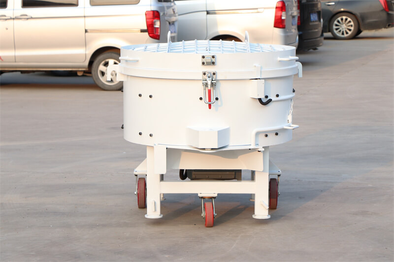 Refractory pan mixers for the production of precast concrete