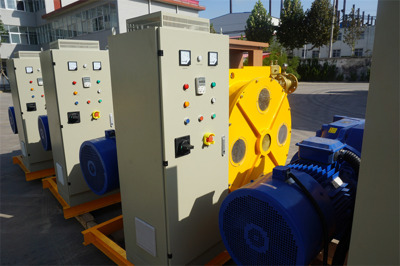 Peristaltic concrete pump with rubber hose