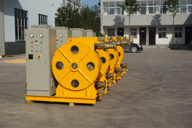 Peristaltic concrete pump with rubber hose