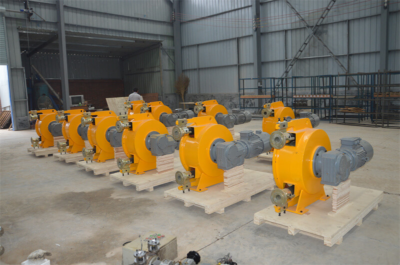 peristaltic slurry pump for pumping clay-slurries