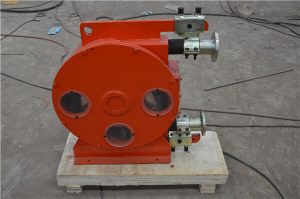 he operation of the heavy-duty concrete hose squeeze pump for industrial is the same as that of the human digestive system and can send gas, solids and liquids. Heavy industrial peristalic pumps have high flow rate and high output pressure characteristics and are widely used in the industrial field.