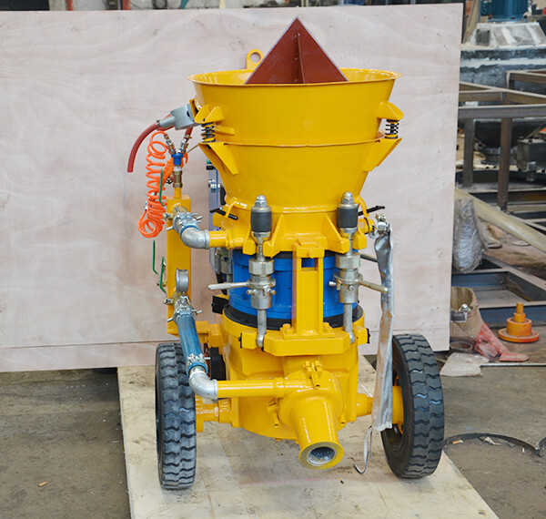 Refractory castable spray machine in the tunnel