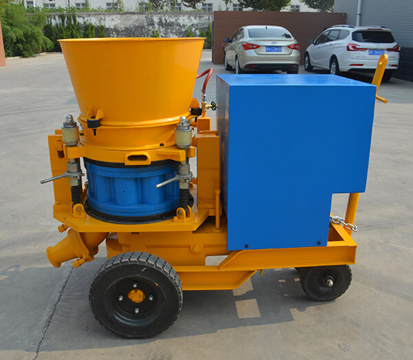 Dry concrete spraying machine for tunnel shotcrete