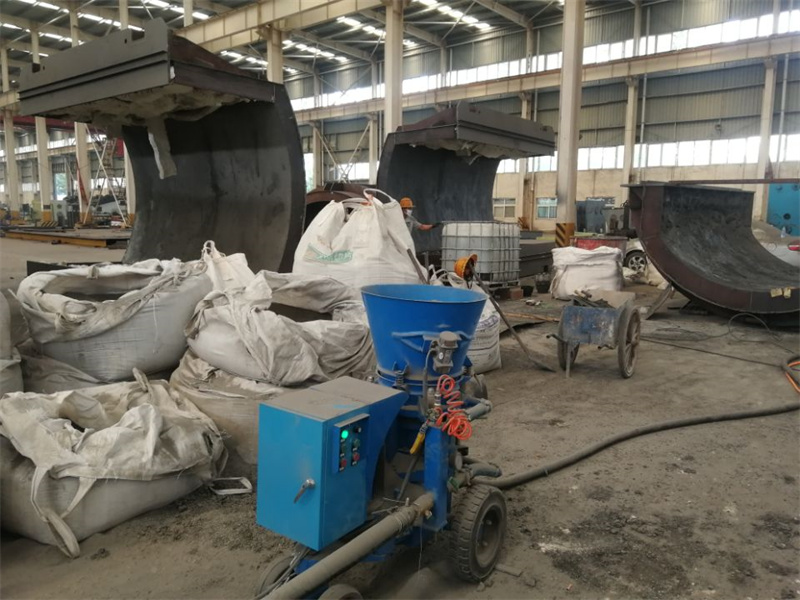 Refractory foundry gunning machine