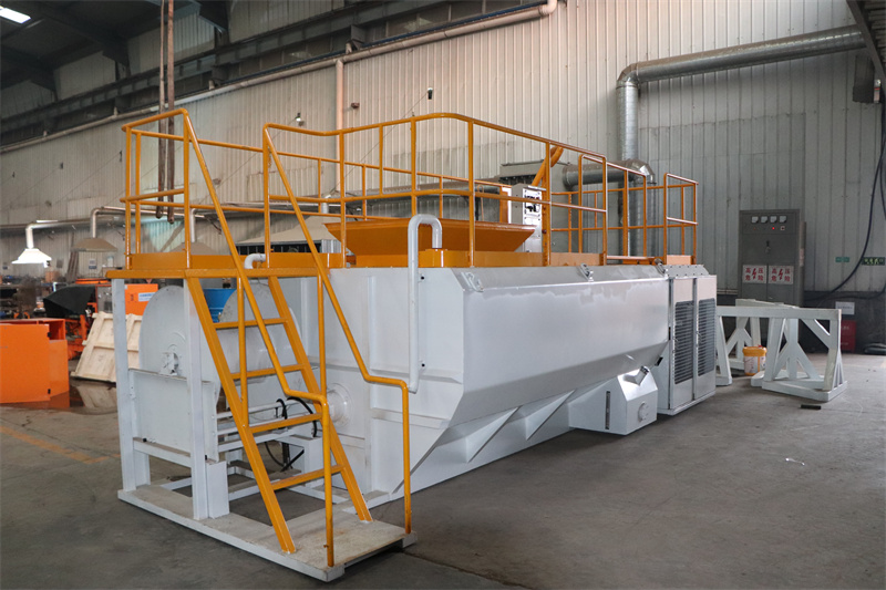 Slope greening machine with large capacity